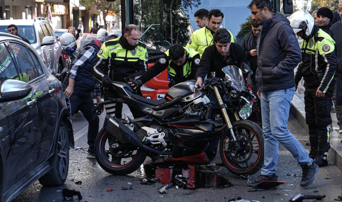 ANKARA (AA) – Ankara'nın Çankaya ilçesinde polisten kaçarken otomobile çarpan