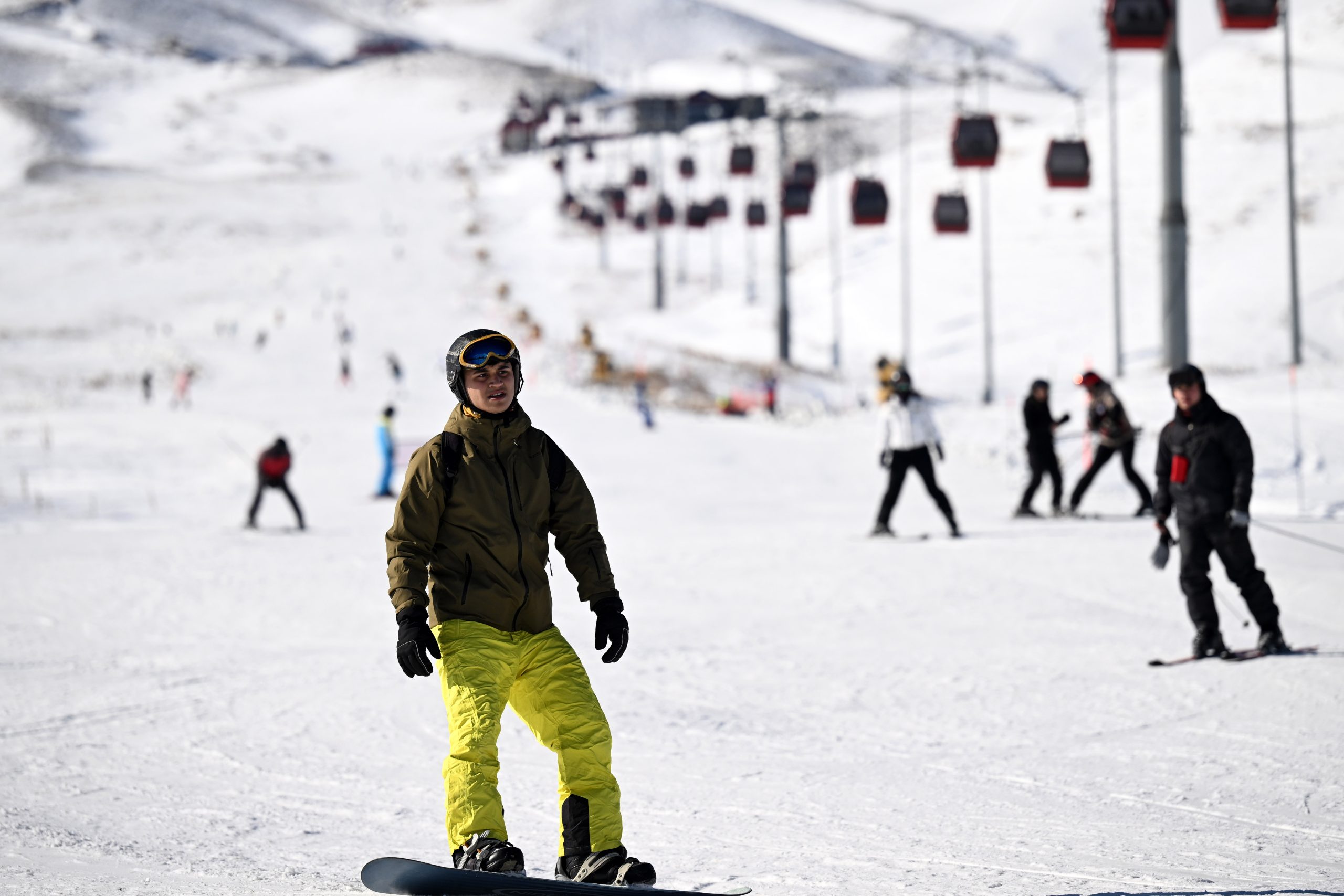 KAYSERİ (AA) – Türkiye'nin önemli kayak merkezlerinden Erciyes'te sezon açıldı.