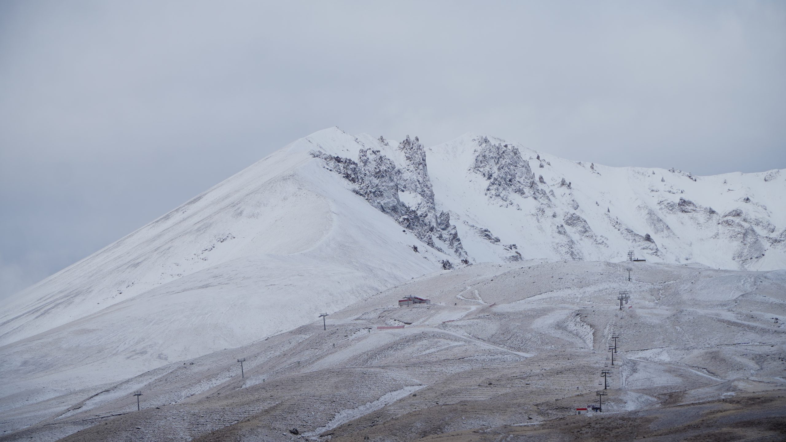 KAYSERİ (AA) – Türkiye'nin önemli kayak merkezlerinden Erciyes'e kar yağdı.