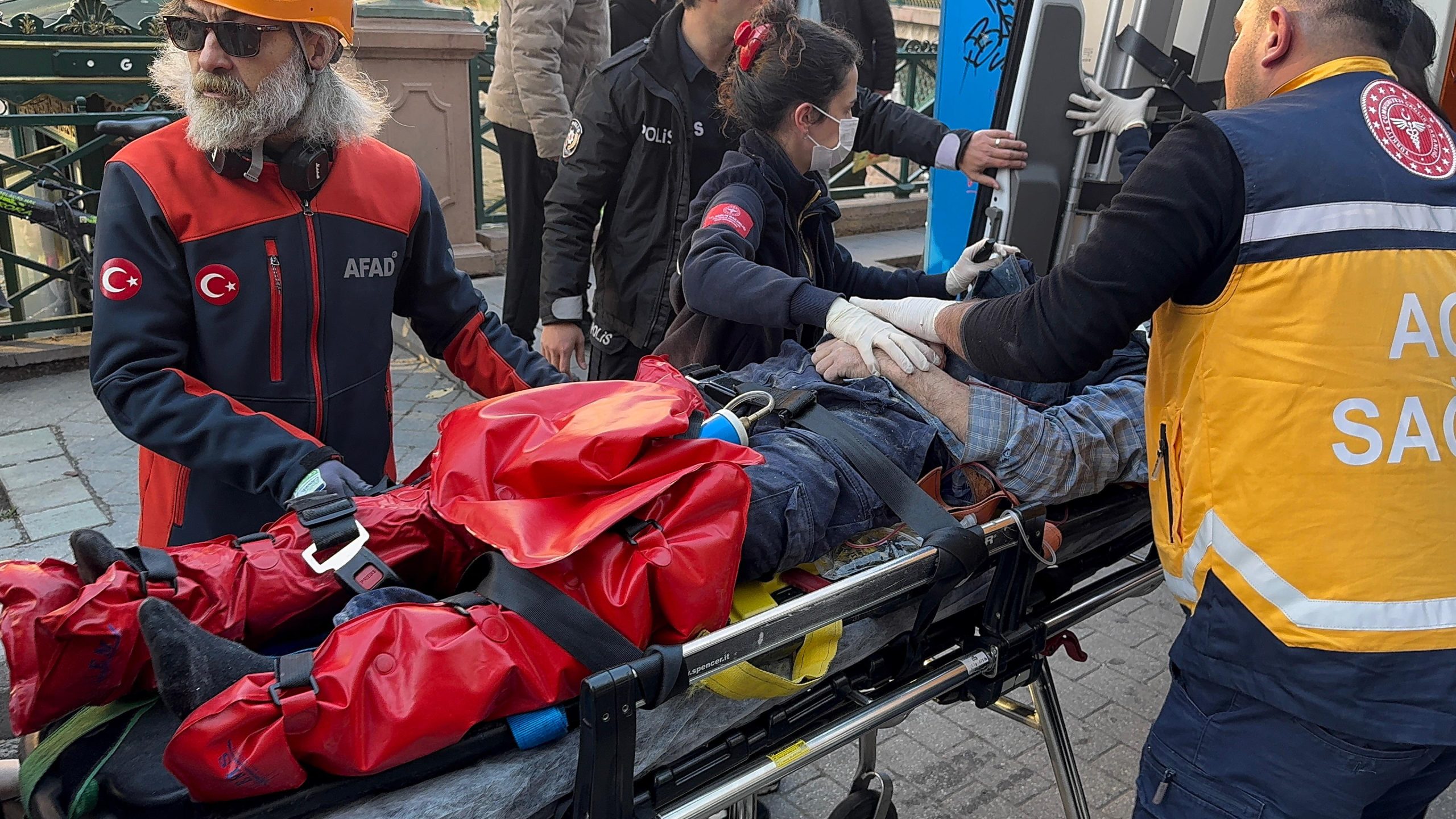 ESKİŞEHİR (AA) – Eskişehir'in Odunpazarı ilçesinde bir binanın yıkımı sırasında