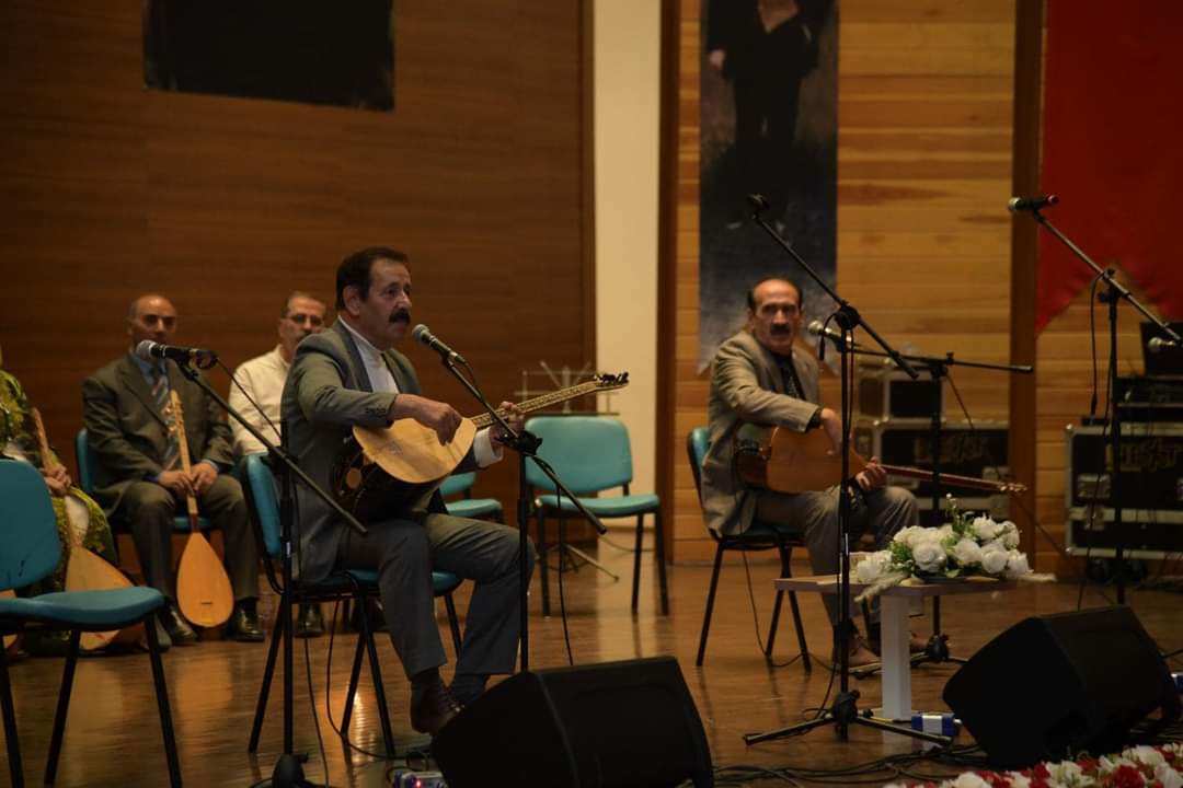 ANKARA (AA) – Ankara'nın Kahramankazan ilçesinde Aşıklar Gecesi düzenlendi. Belediyeden