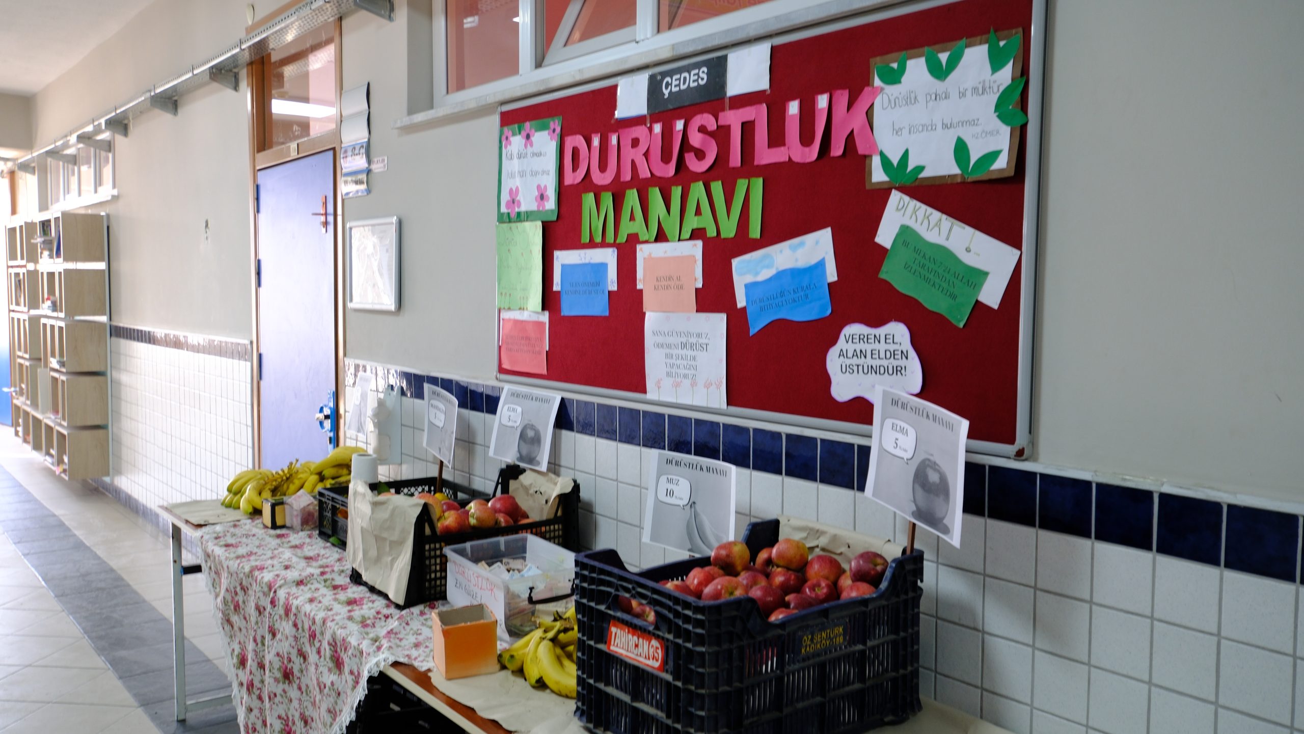 KONYA (AA) – Konya'nın Karapınar ilçesindeki Cumhuriyet Ortaokulu öğrencileri, "Dürüstlük
