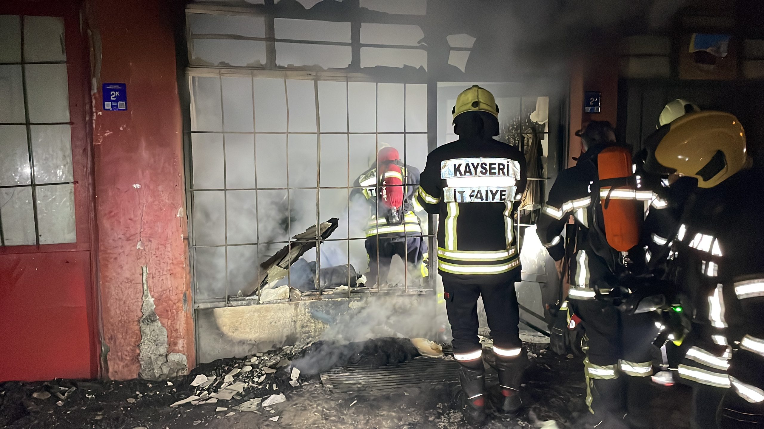 KAYSERİ (AA) – Kayseri'nin Melikgazi ilçesinde ayakkabı imalathanesinde çıkan yangın