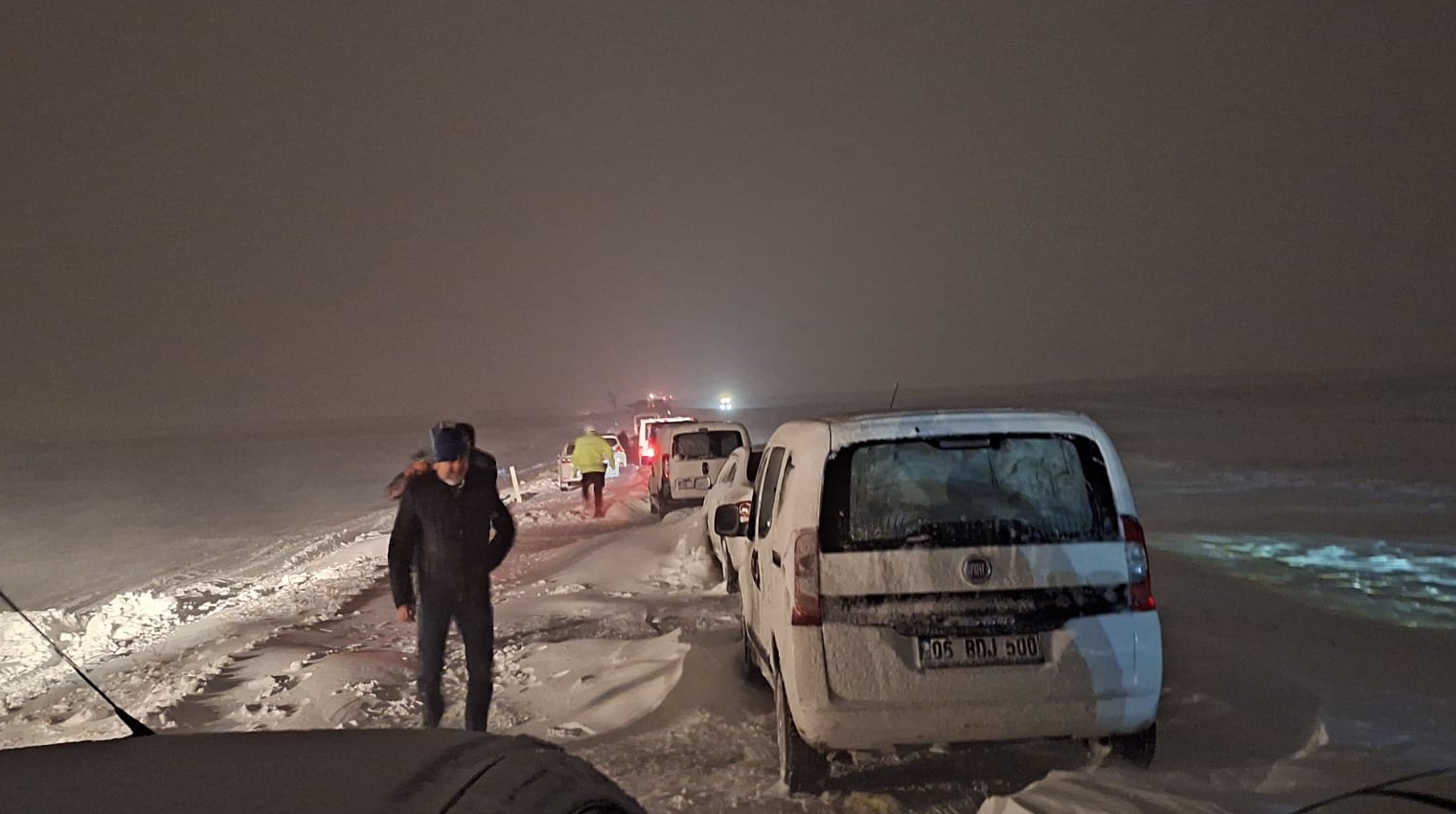 KAYSERİ (AA) – Kayseri'de tipi nedeniyle yollarda mahsur kalan 100