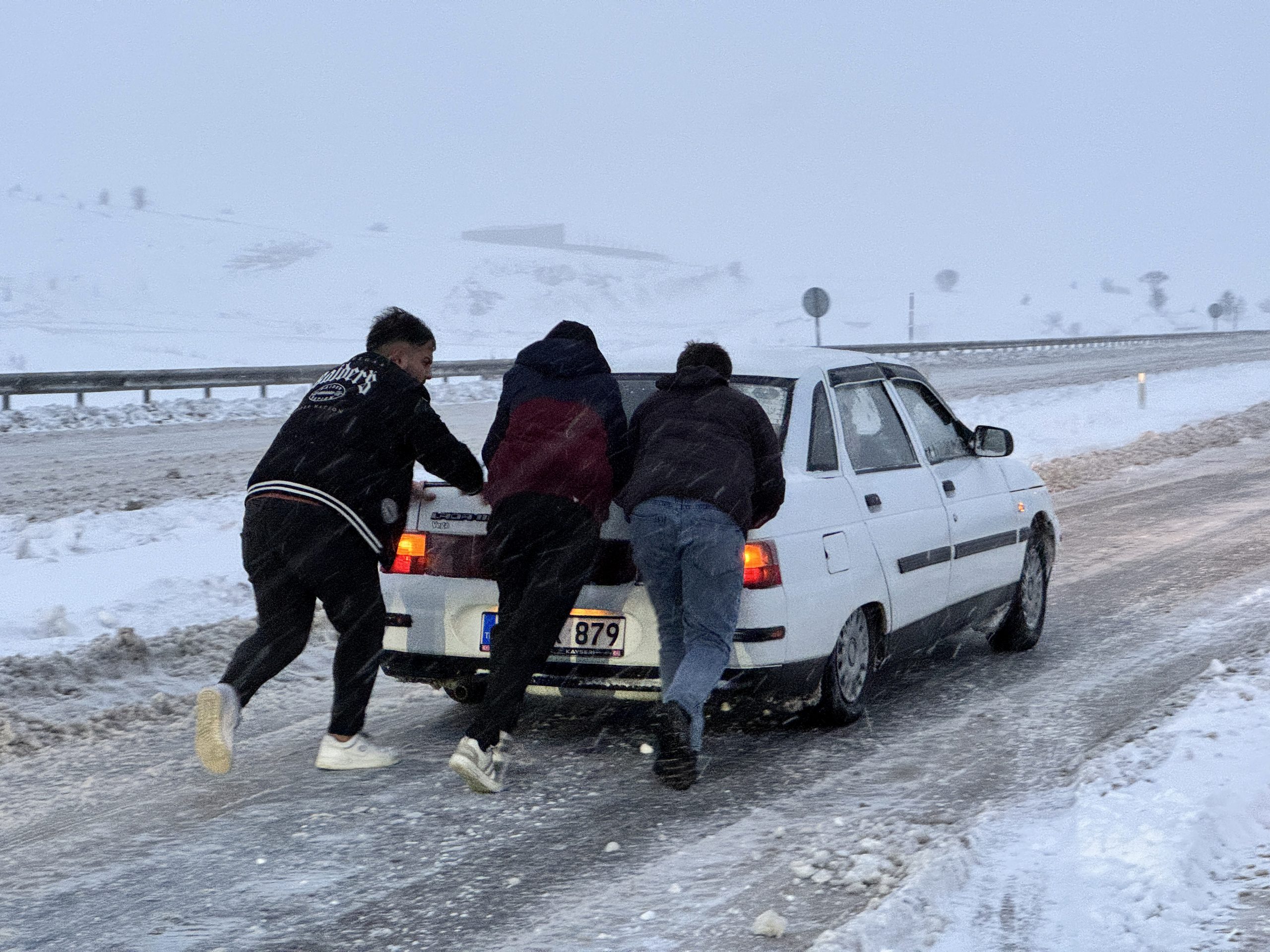 KAYSERİ (AA) – Kayseri'de kar nedeniyle kapanan yolları açma çalışmalarını