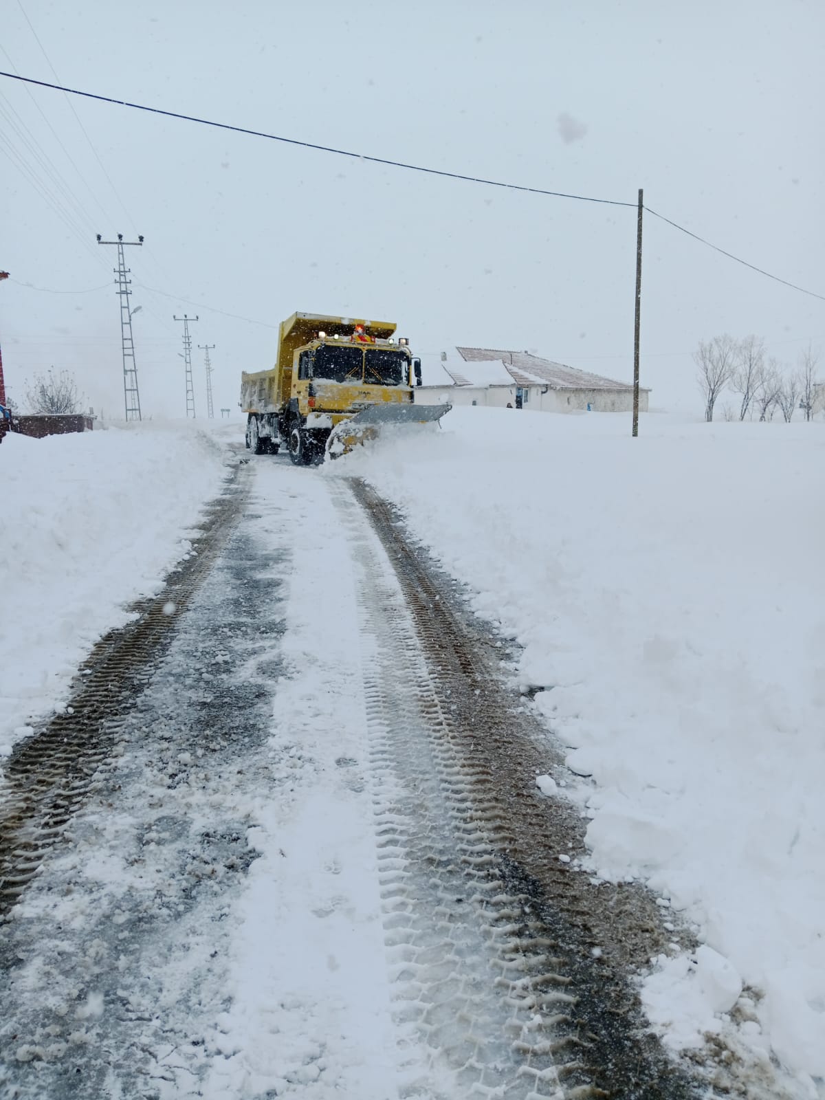 KAYSERİ (AA) – Kayseri'de kar yağışı ve tipi nedeniyle kapanan