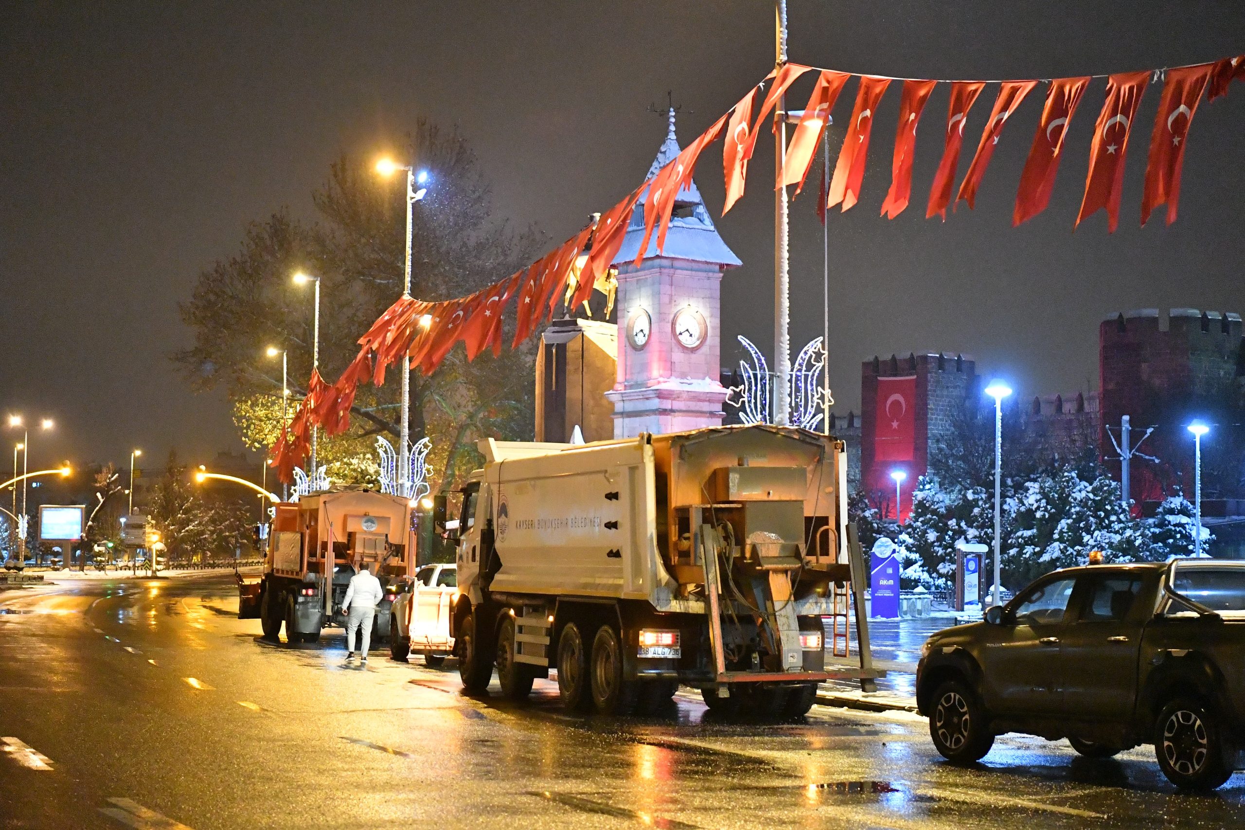 KAYSERİ (AA) – Kayseri Büyükşehir Belediyesi ekipleri, kent merkezinde 80