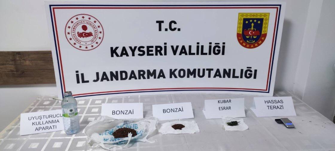 KAYSERİ (AA) – Kayseri'de jandarma ekiplerinin düzenlediği uyuşturucu operasyonunda, 2'si