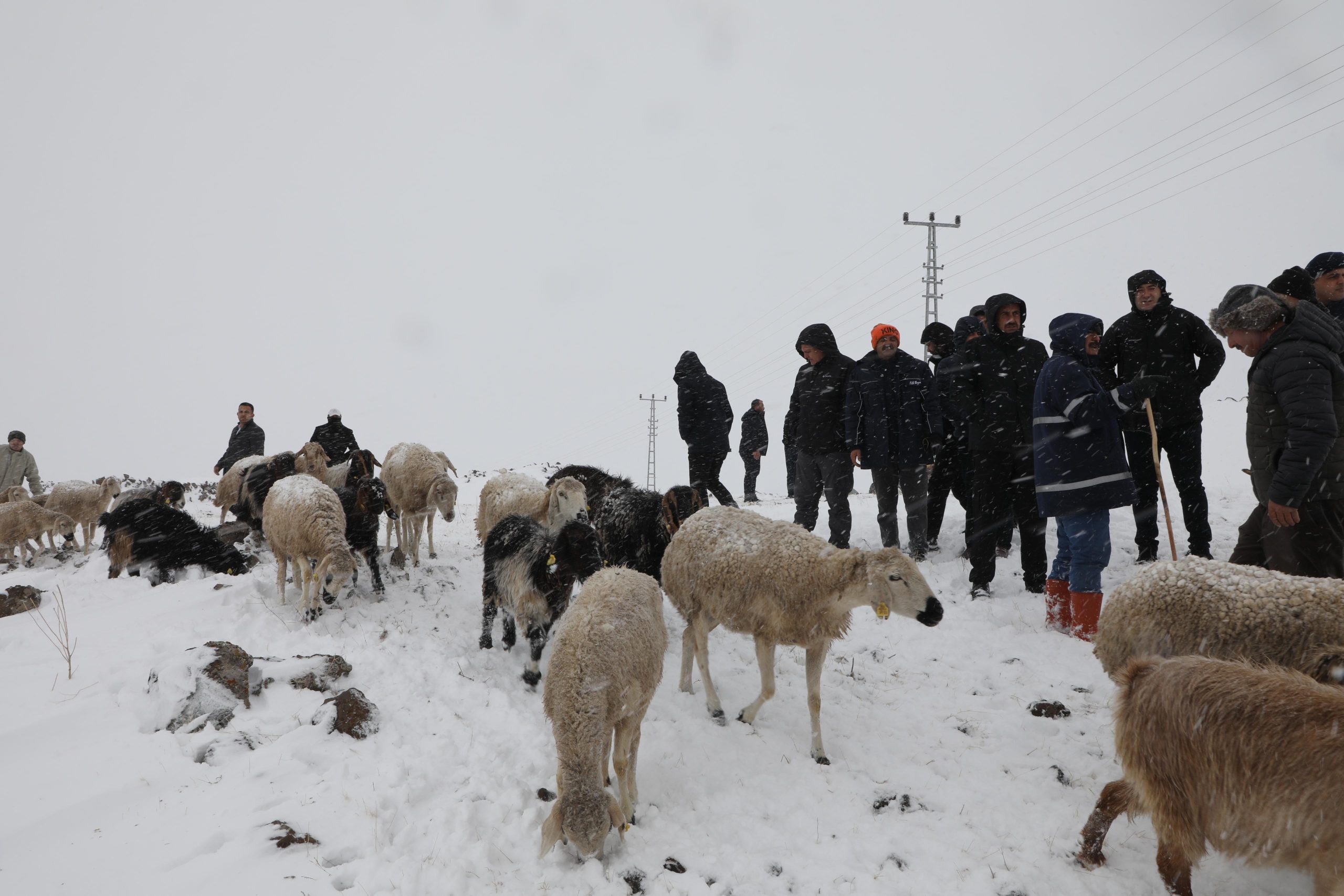 KAYSERİ (AA) – Kayseri'nin İncesu ilçesinde yoğun kar yağışı ve