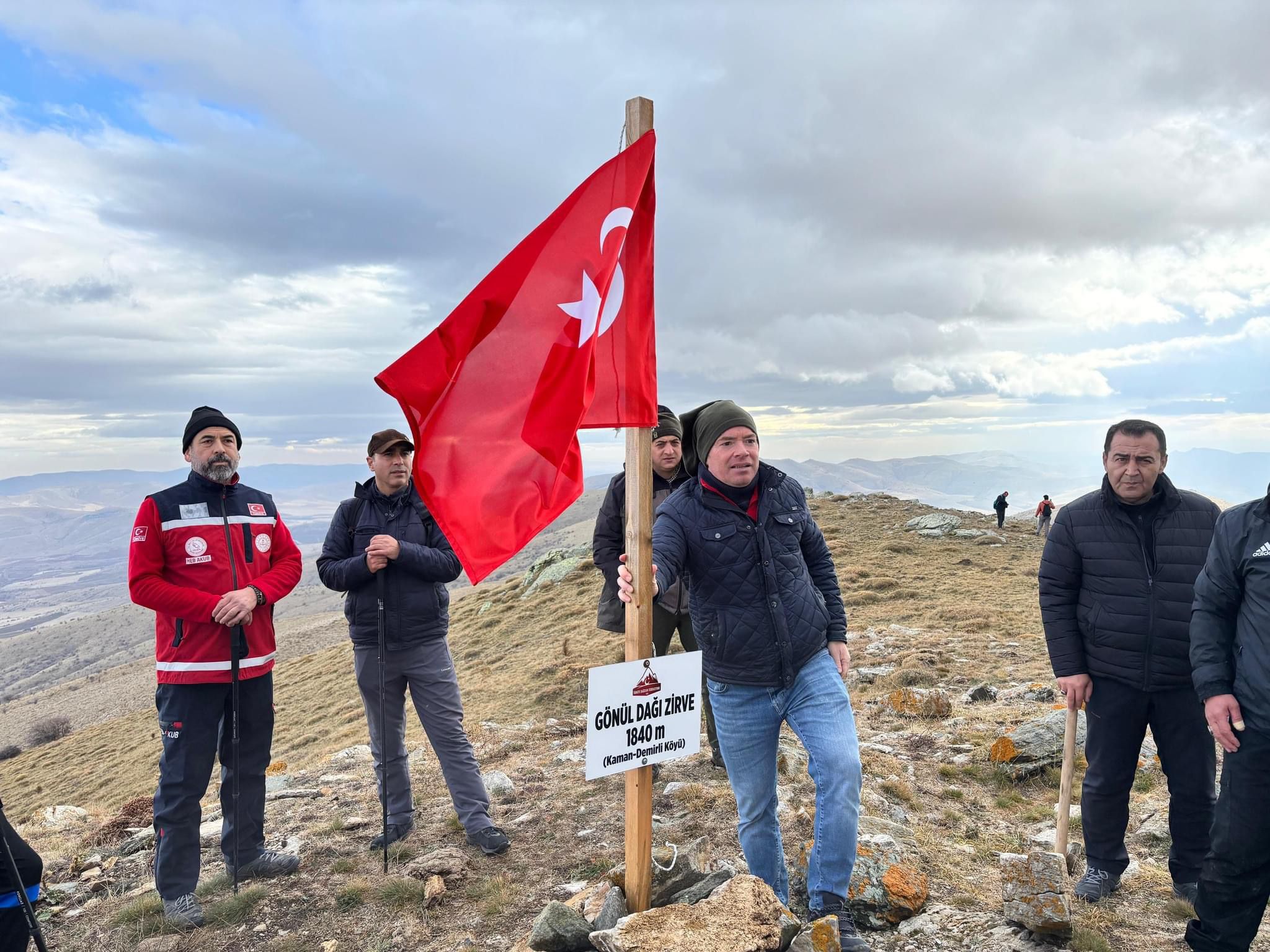 KIRŞEHİR (AA) – Kırşehir'de öğretmenler, şehit öğretmenler anısına Gönül Dağı'na