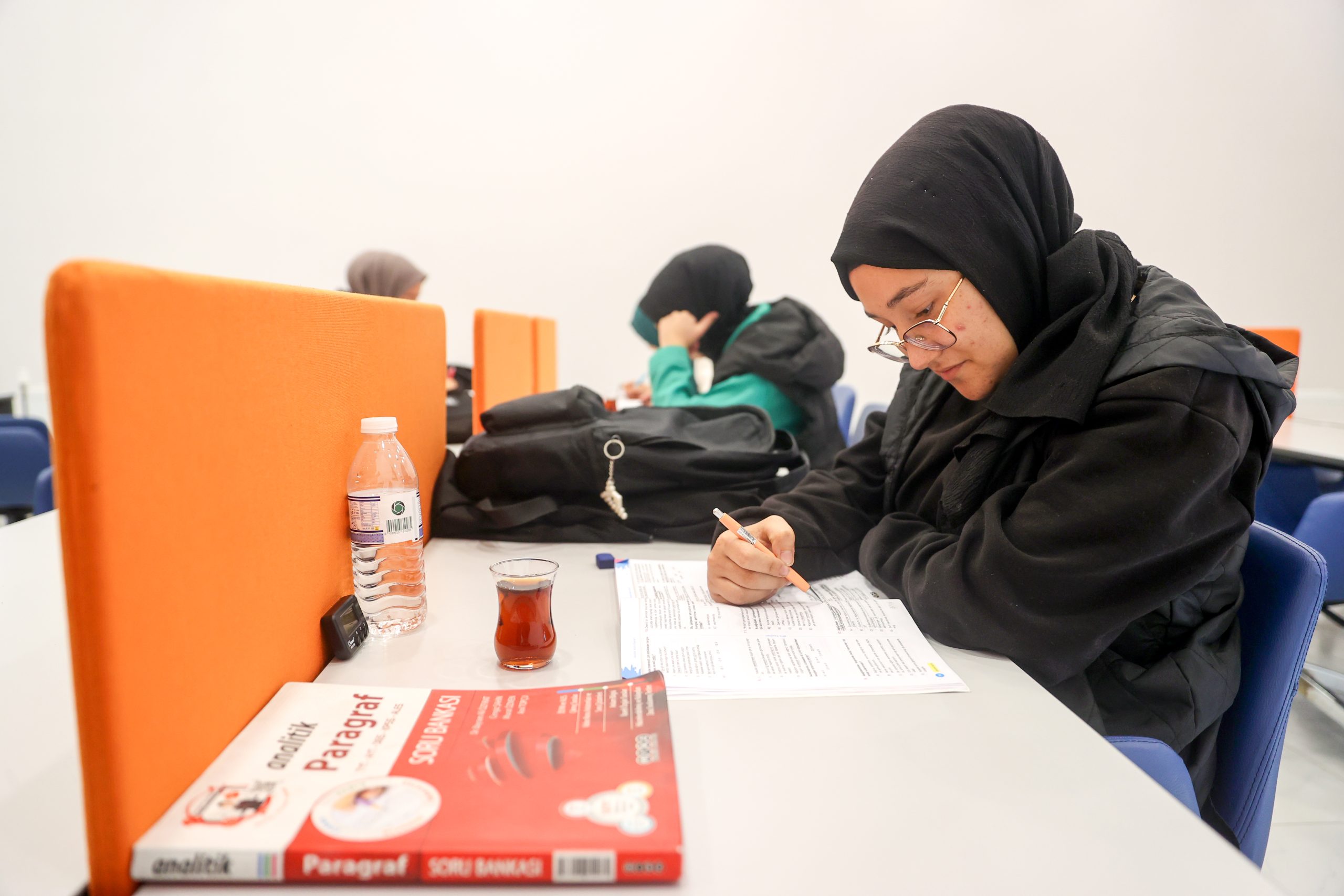 - Ilgın ilçesinde 800 metrekare alandaki binada, kitap kafe, okuma