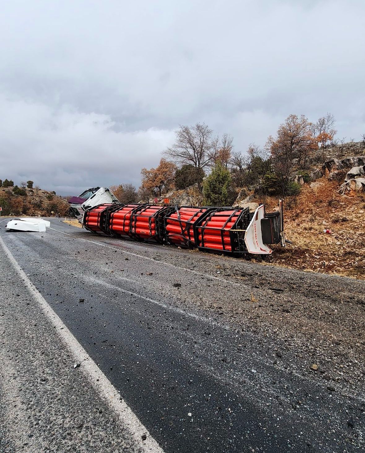 KONYA (AA) – Konya'da doğal gaz yüklü tanker devrildi, sızan