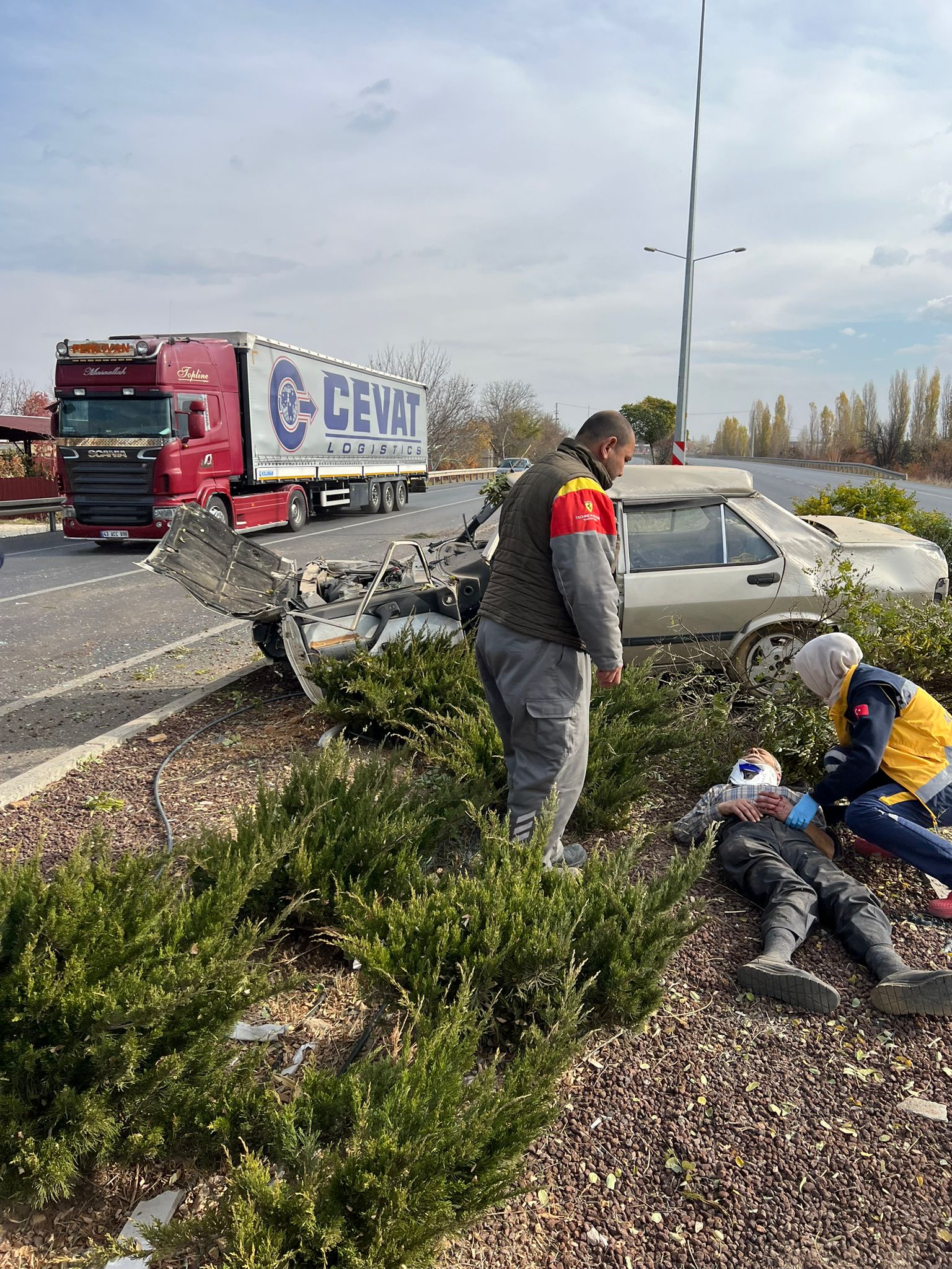 KONYA (AA) – Konya'nın Akşehir ilçesinde refüje devrilen otomobildeki 2