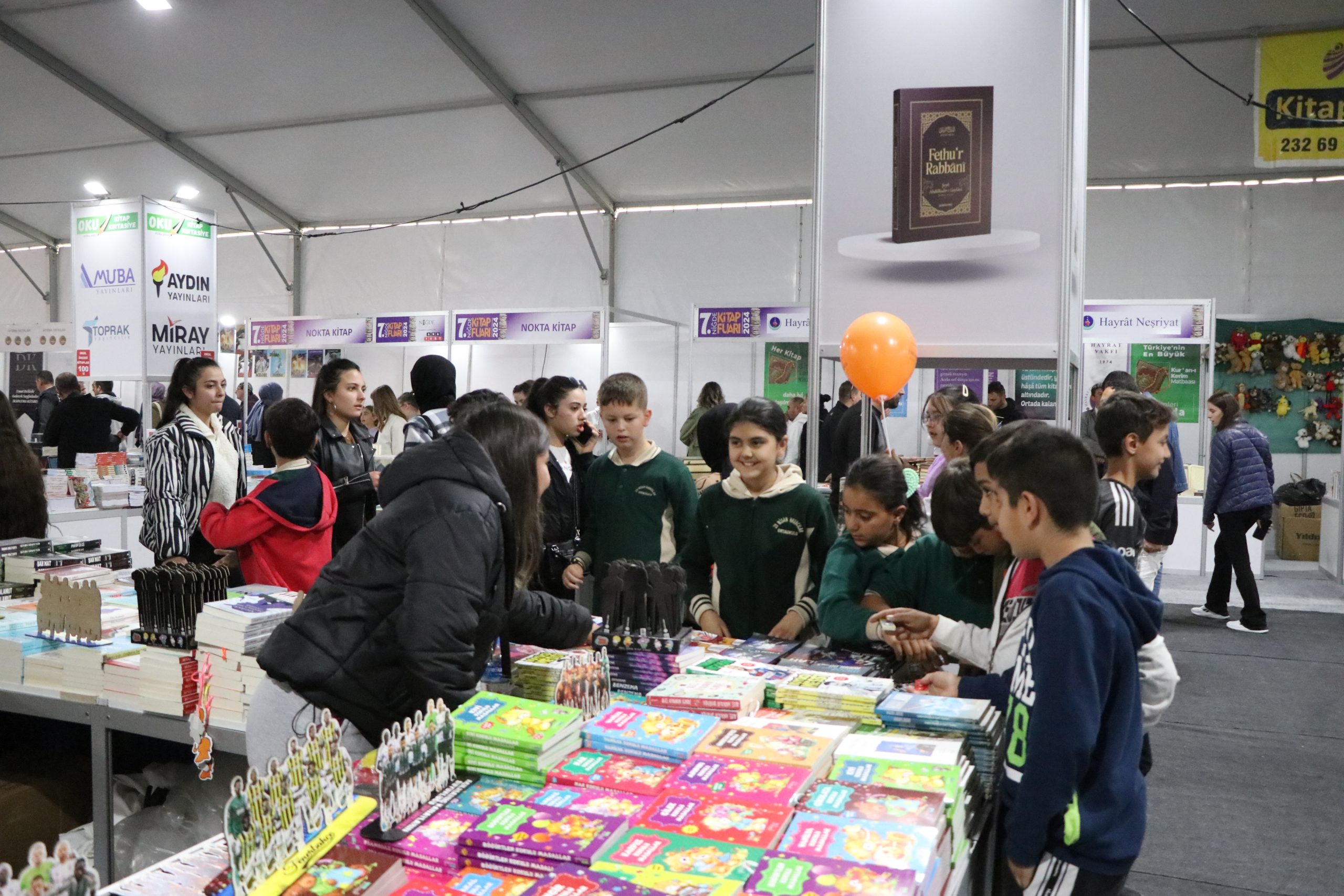 NİĞDE (AA) – Niğde Belediyesi tarafından düzenlenen 7. Kitap Fuarı