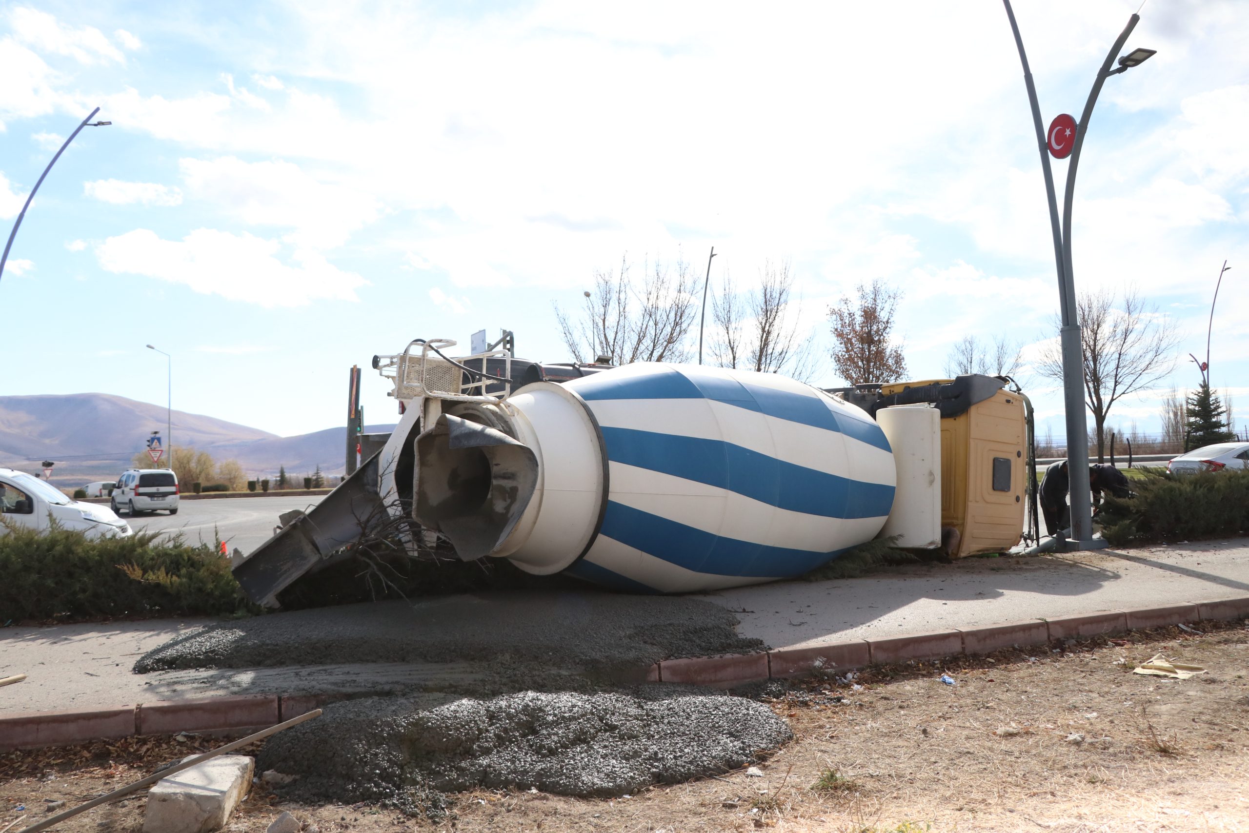 NİĞDE (AA) – Niğde'de beton mikserinin devrilmesi sonucu 2 kişi