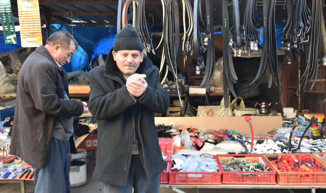 NİĞDE (AA) – Niğde'de işportacılar, etkili olan soğuk hava ve