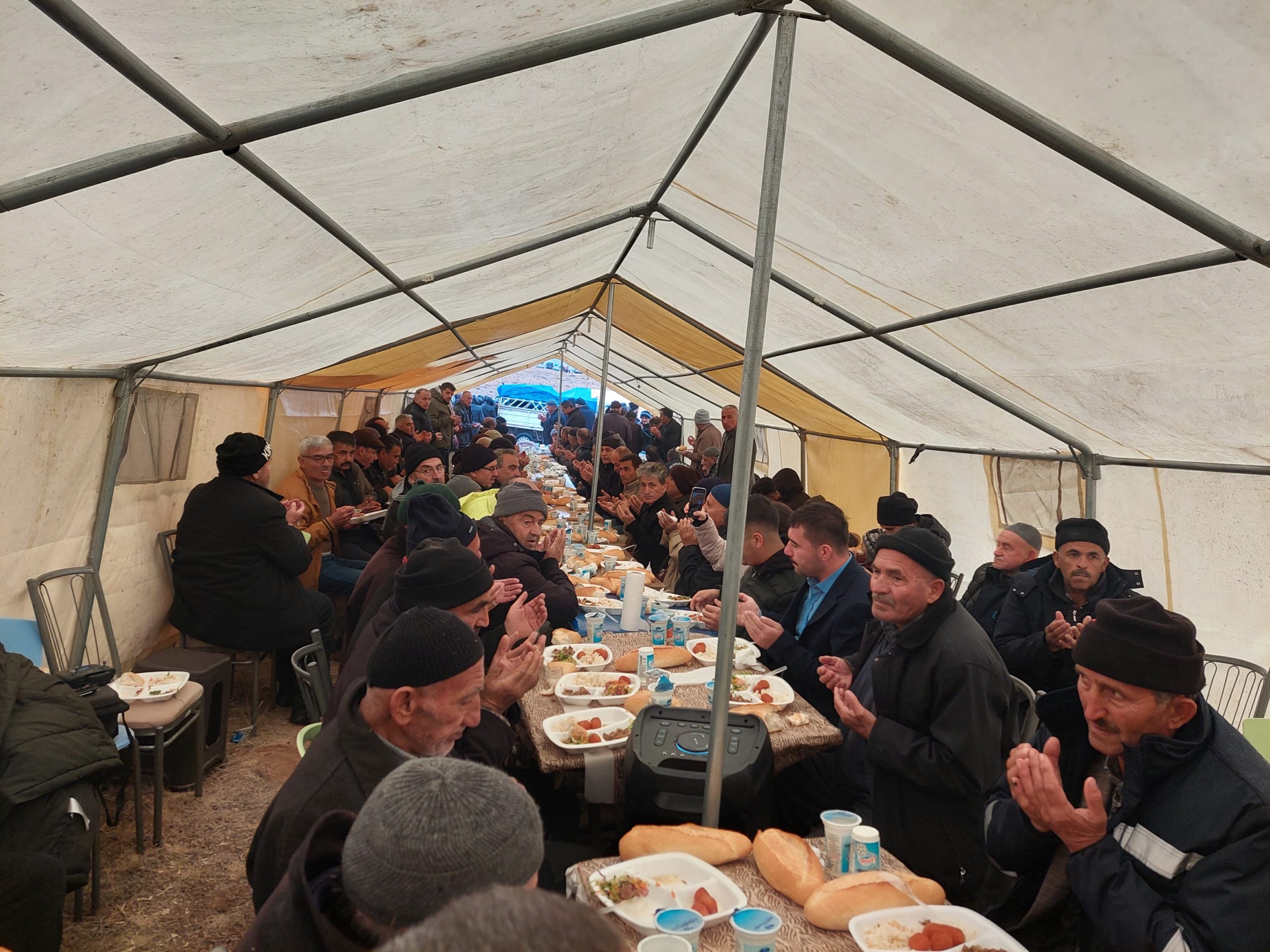 NİĞDE (AA) – Niğde'nin Bor ilçesinde vatandaşlar yağmur duasına çıktı.