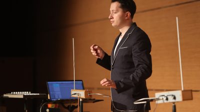 NEVŞEHİR (AA) – Nevşehir'e gelen Rus müzisyen Peter Theremin, temassız