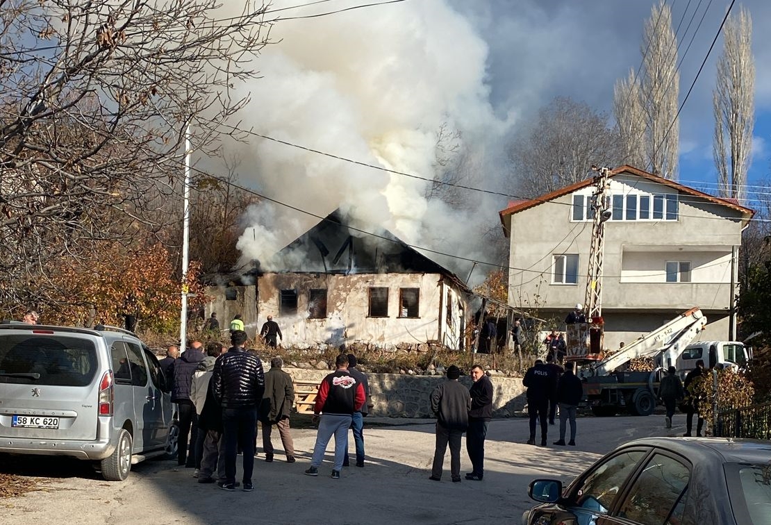 SİVAS (AA) – Sivas'ın Koyulhisar ilçesinde ahşap evde çıkan yangında