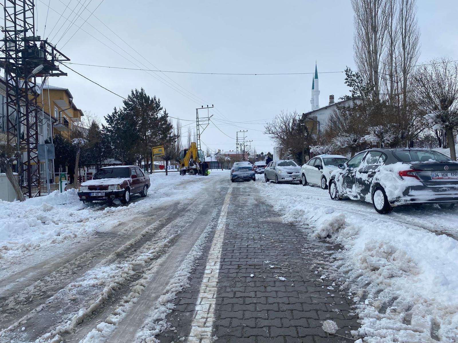 SİVAS (AA) – Sivas'ın Altınyayla ilçesinde yoğun kar yağışı ve