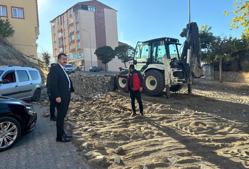SİVAS (AA) – Sivas'ın Suşehri ilçesinde belediye ekipleri sıcak asfalt