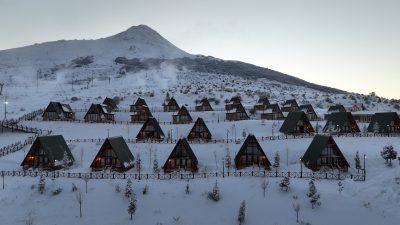 SİVAS (AA) – Yıldız Dağı Kış Sporları Turizm Merkezi'nde kayak