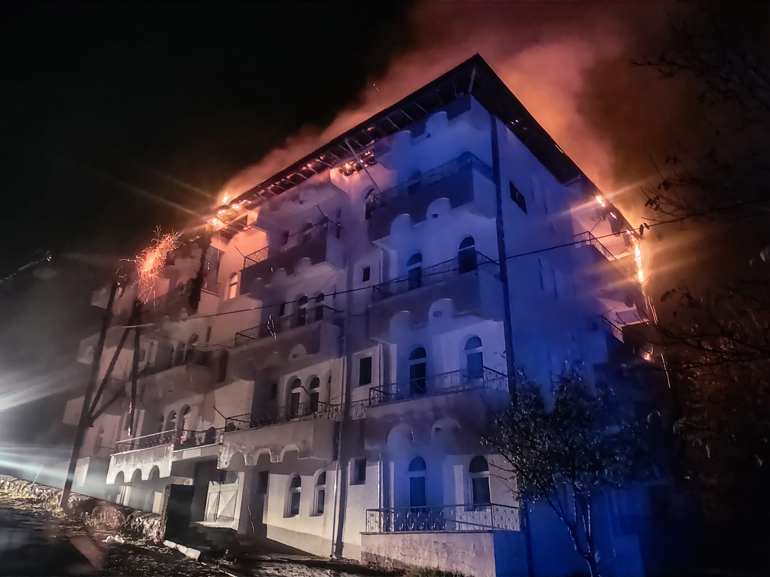 YOZGAT (AA) – Yozgat'ın Aydıncık ilçesinde bir apartmanın çatısında çıkan