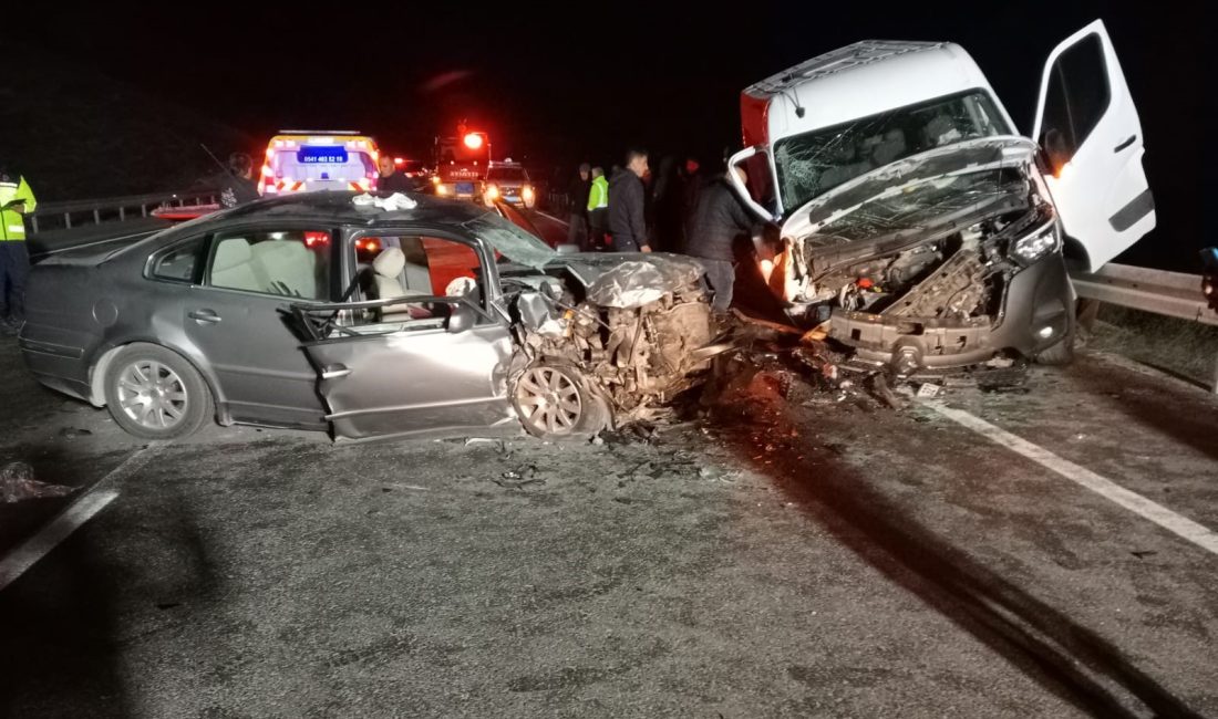 YOZGAT (AA) – Yozgat'ın Çekerek ilçesinde minibüs ile otomobilin çarpışması