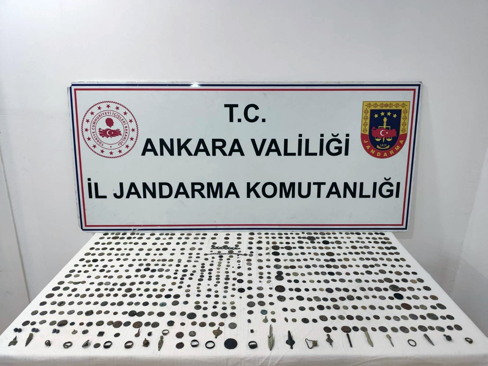 ANKARA (AA) – Ankara'nın Etimesgut ilçesinde tarihi eser kaçakçılığı yaptığı