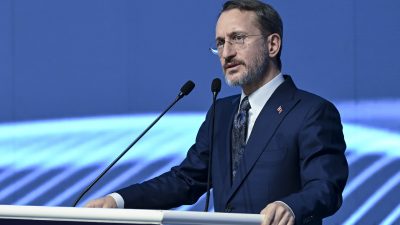 ANKARA (AA) – Cumhurbaşkanlığı İletişim Başkanı Fahrettin Altun, "Barışçıl gösterilerin