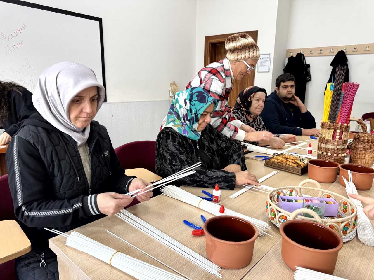KAYSERİ (AA) – Hacılar Belediyesinin düzenlediği kursta sepet örme eğitimi