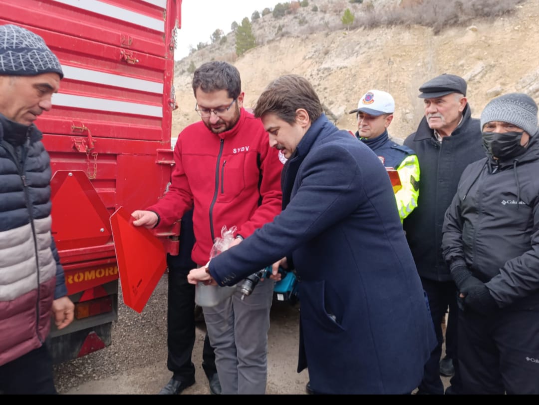 ANKARA (AA) – Ankara'nın Nallıhan ilçesinde traktör sürücülerine reflektör dağıtıldı.