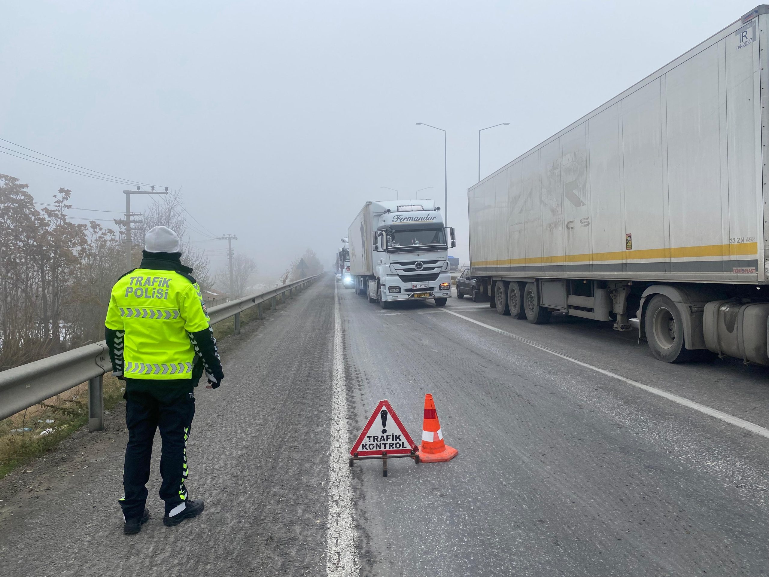 KONYA (AA) – Konya'nın Sarayönü ilçesinde freni boşalan tır trafik