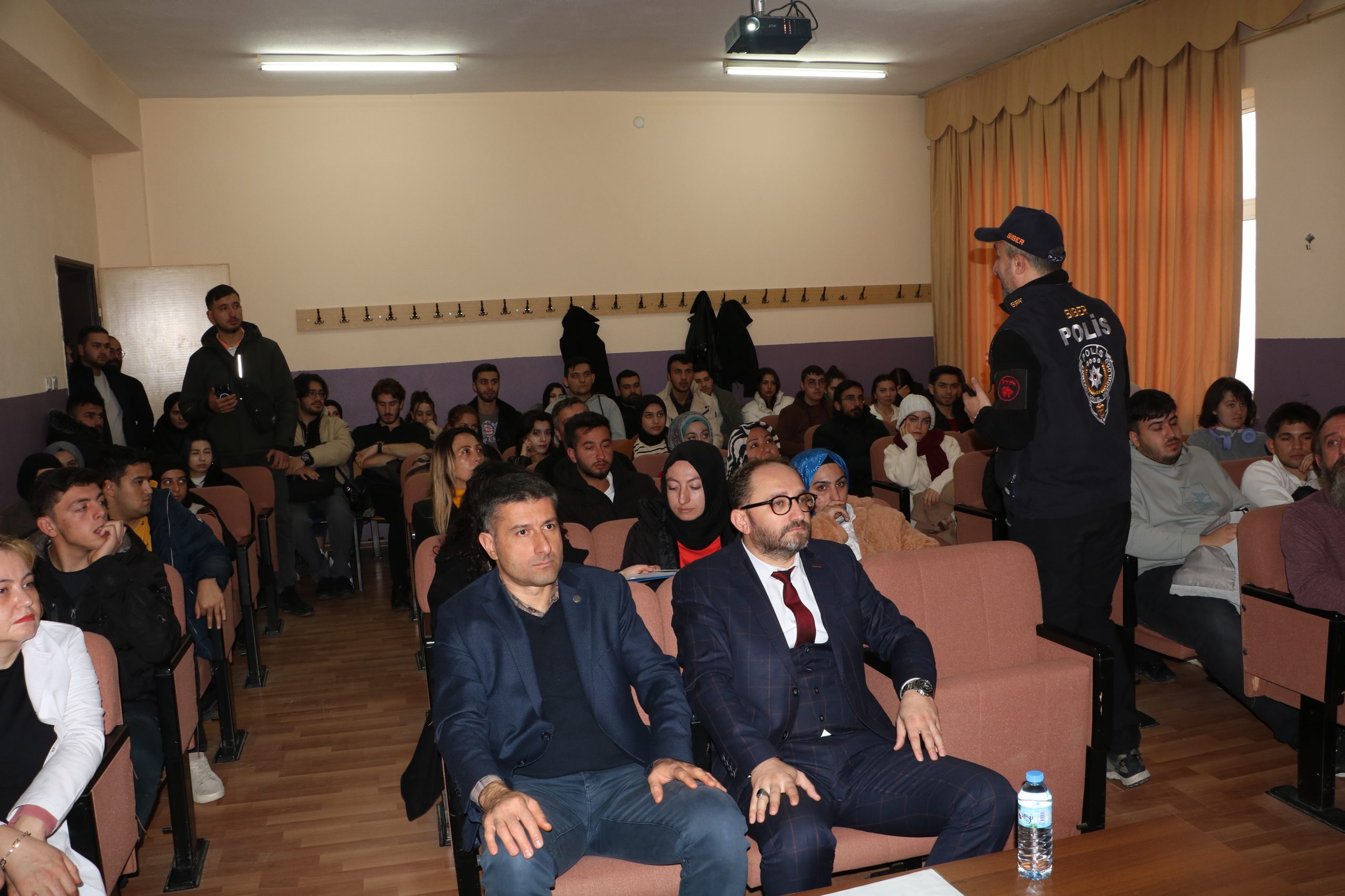 KONYA (AA) – Konya'nın Sarayönü ilçesinde "Siber Farkındalık Programı" gerçekleştirildi.