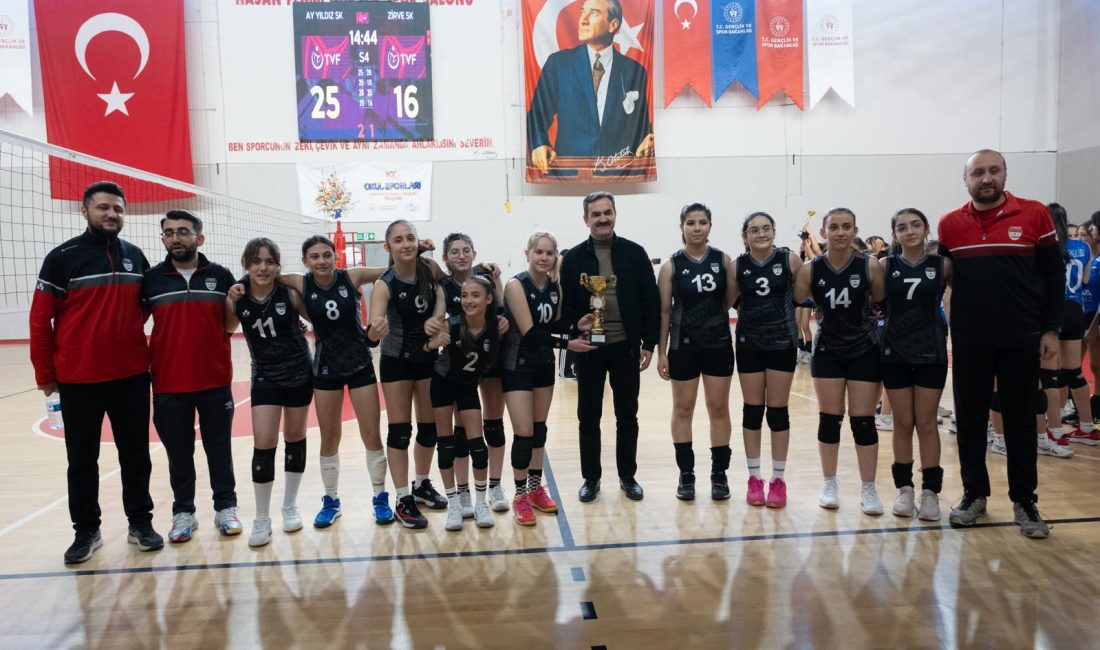 Çankırı’da düzenlenen Voleybol Midi Kızlar İl Birinciliği müsabakaları, heyecan dolu