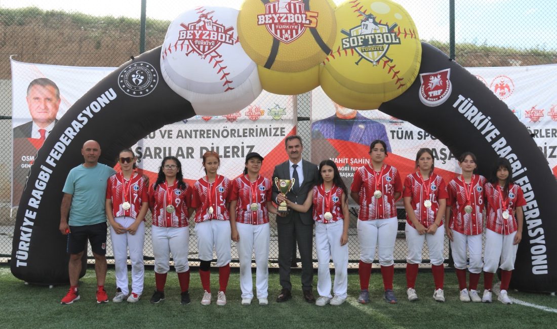 Çankırı’da düzenlenen Yeşilay U15 Softbol Türkiye Şampiyonası’nda şampiyonluk kupası İznik