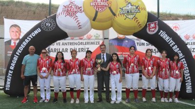 Çankırı’da düzenlenen Yeşilay U15 Softbol Türkiye Şampiyonası’nda şampiyonluk kupası İznik