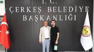 Başkan Hasan Sopacı, YKS Türkiye ikincisi Semih Danacıoğlu'nu belediyede misafir
