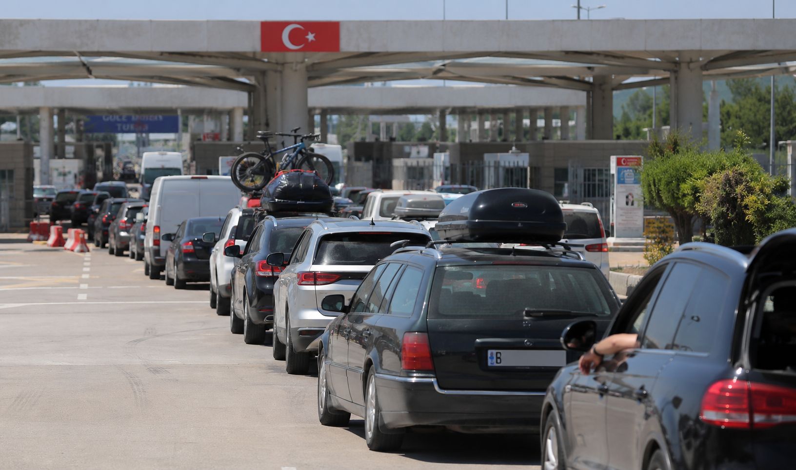 Yaz tatilini ve yıllık izinlerini Türkiye'de geçirmek isteyen gurbetçilerin yurda