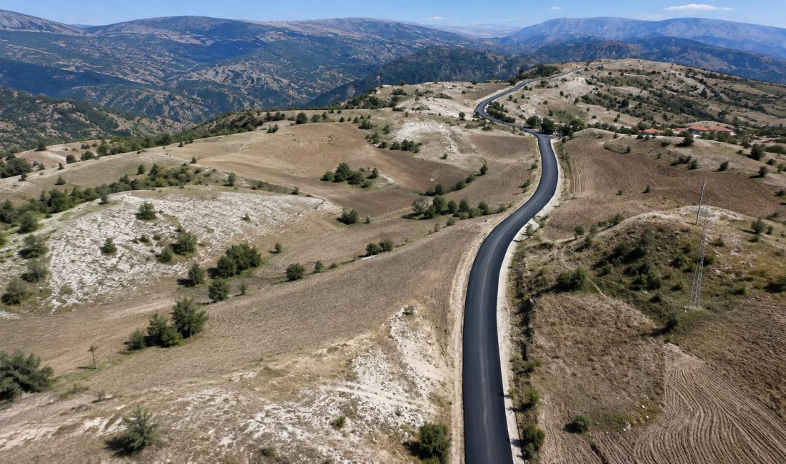 Çankırı’nın Yapraklı ilçesinde köylerin ulaşımını kolaylaştırmak amacıyla başlatılan sıcak asfalt