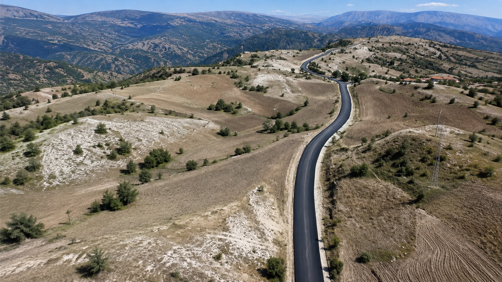 Çankırı’nın Yapraklı ilçesinde köylerin ulaşımını kolaylaştırmak amacıyla başlatılan sıcak asfalt