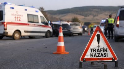 Çankırı-Ankara kara yolu Kızılırmak kavşağı mevkisinde iki hafif ticari aracın