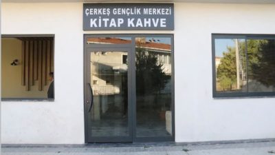 Çerkeş Gençlik Merkezi bünyesinde gençlerin kitap okuyabileceği, sohbet edebileceği ve