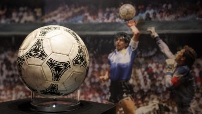 Arjantinli futbol efsanesi Diego Maradona’nın 1986 Dünya Kupası’nda İngiltere’ye karşı