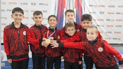 İstanbul’da düzenlenen Derviş Çatalbaş Federasyon Kupası’nda mücadele eden erkek cimnastikçiler,