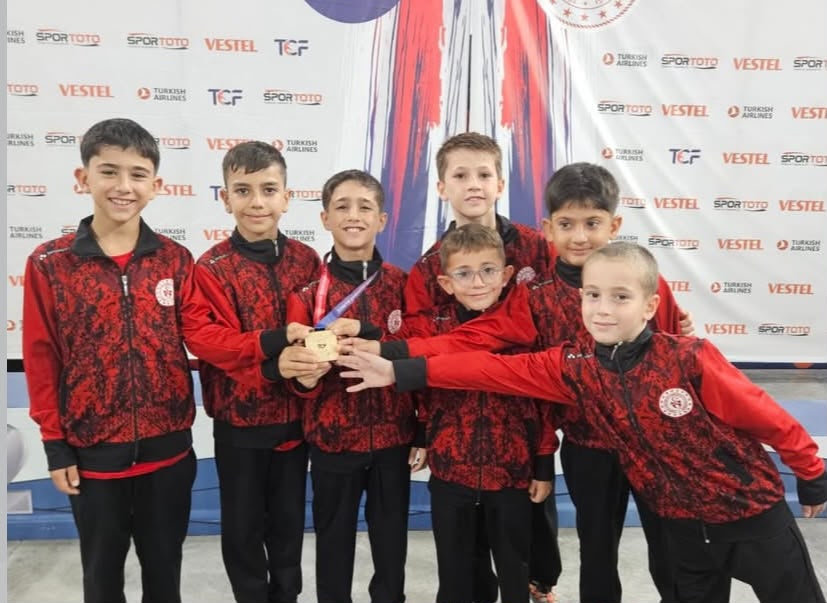 İstanbul’da düzenlenen Derviş Çatalbaş Federasyon Kupası’nda mücadele eden erkek cimnastikçiler,