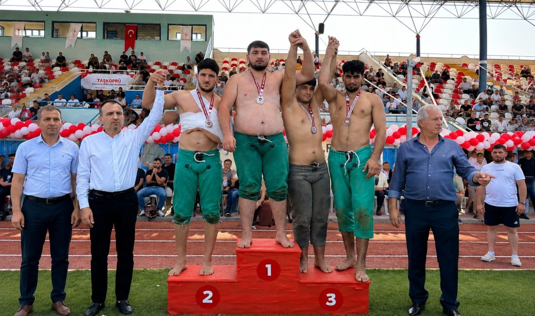 Çankırı Belediyesporlu güreşçi Hidayet Memiş, Kastamonu’nun Taşköprü ilçesinde düzenlenen Gençler