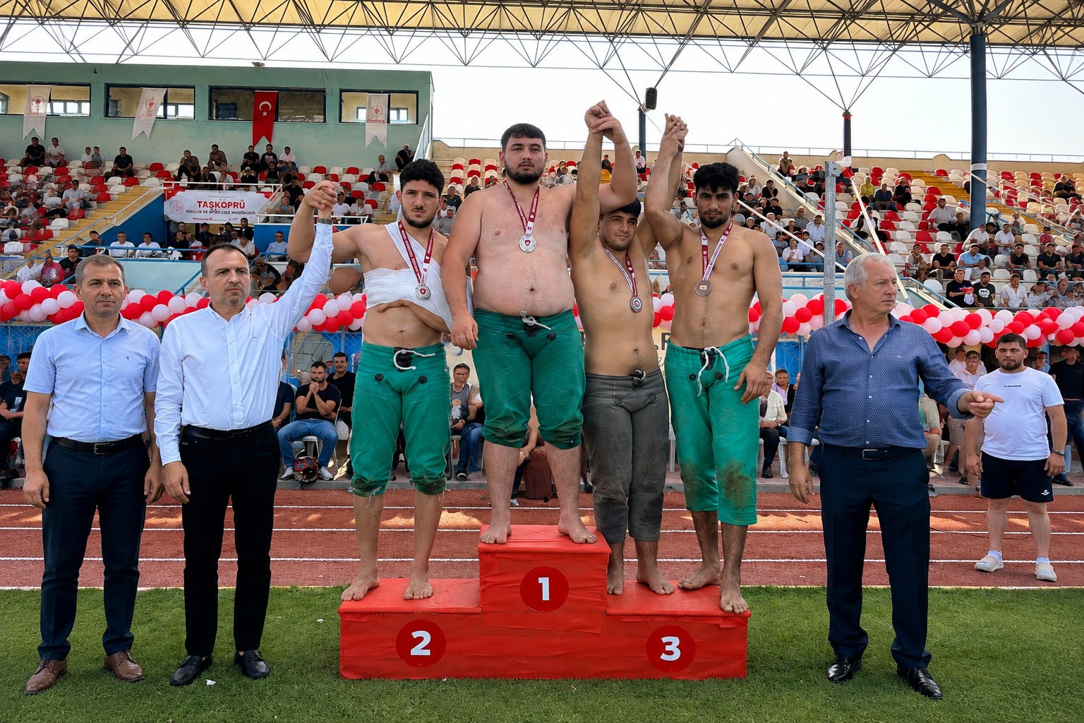 Çankırı Belediyesporlu güreşçi Hidayet Memiş, Kastamonu’nun Taşköprü ilçesinde düzenlenen Gençler