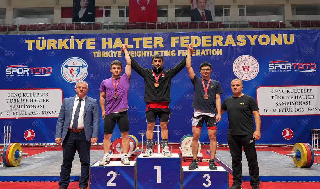 Konya’da düzenlenen Gençler Türkiye Halter Şampiyonası’nda 60 kilogramda mücadele eden