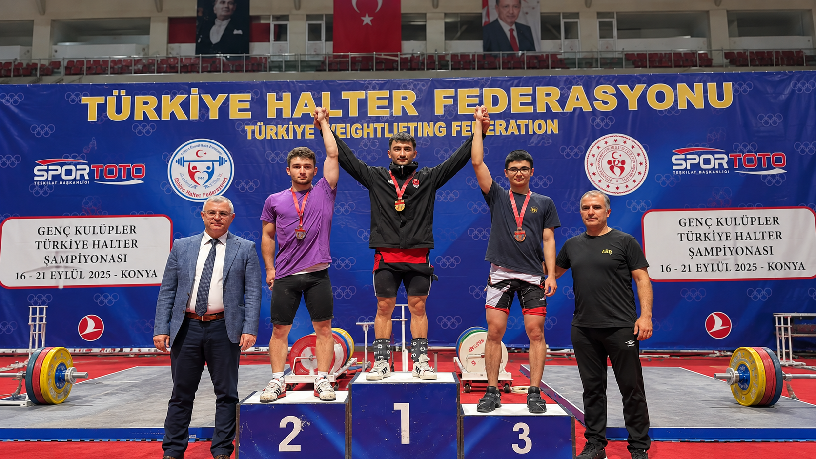 Konya’da düzenlenen Gençler Türkiye Halter Şampiyonası’nda 60 kilogramda mücadele eden